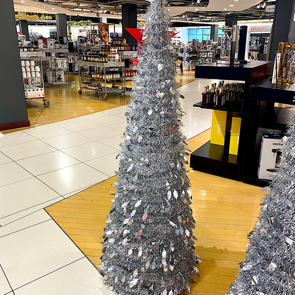 6 ft. Pre-lit Silver Tinsel Pop up artificial Christmas Tree🎄✨ - Picture 1 of 5